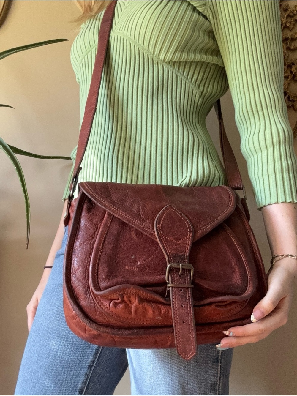 Vintage Brown Leather Crossbody Messenger Bag - Picture 8 of 8